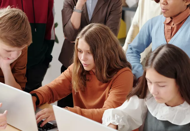 leerlingen aan laptops